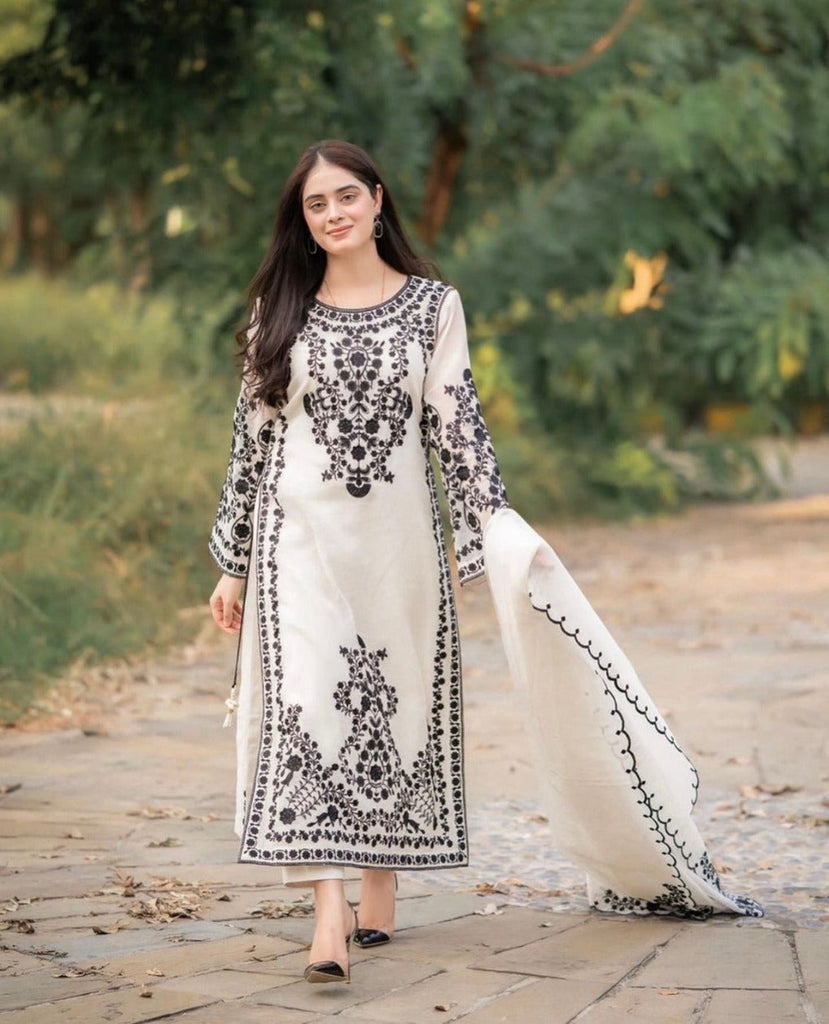 dur e fishan dress design Pakistani Actress Dur-e-Fishan Saleem Maroon Color Velvet Dress For Sangeet