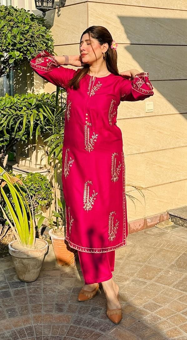 AMBER EMBROIDERED 2-PIECE Stitched Dress. - S AMBER EMBROIDERED 2-PIECE Stitched Dress. - S